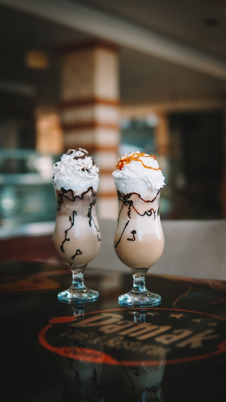 Milkshake cremoso em copo alto com chantilly